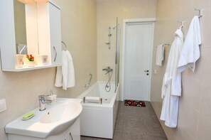 Baignoire, bidet, serviettes fournies