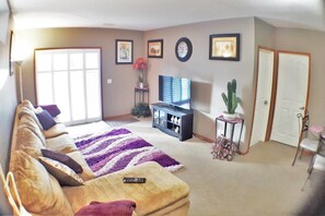 Een smart-tv, een dvd-speler en een stereo