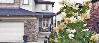 Bright, Welcoming Mountain Escape! Near Downtown!