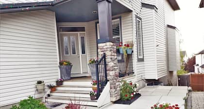 Bright, Welcoming Mountain Escape! Near Downtown!