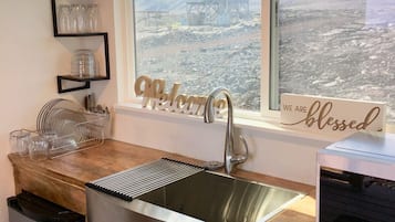 Réfrigérateur, four à micro-ondes, cafetière-théière