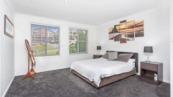 3 dormitorios, tabla de planchar con plancha, cuna de viaje