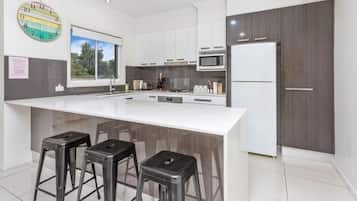 Frigorífico, microondas, horno y placa de cocina