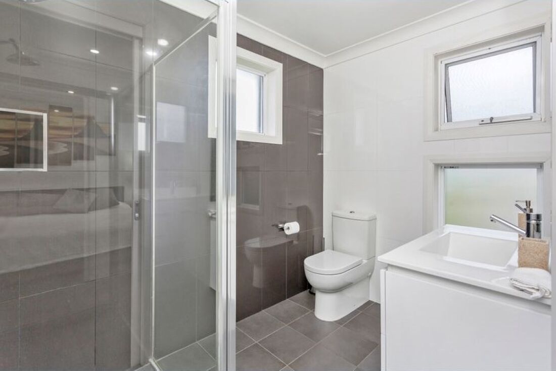 Badewanne, Haartrockner, Handtücher, Seife