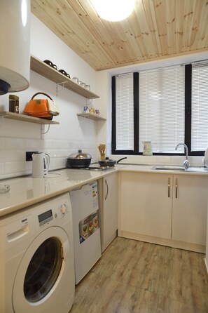 Fridge, cookware/dishes/utensils