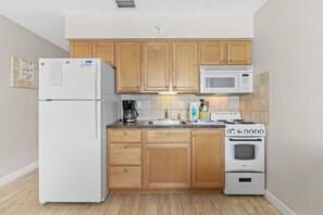 Køleskab, mikrobølgeovn, kogeplade, kaffe-/temaskine