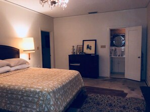 3 bedrooms, in-room safe, free WiFi, bed sheets