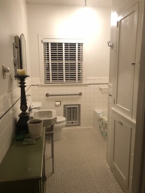 Combined shower/bathtub, hair dryer, towels, soap - Quaint Tudor in desirable Elmwood area.  Tree lined streets/centrally located.  (Abilene)