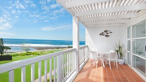 Outdoor dining - Quarterdeck 4 @ Lennox Head (LENNOX HEAD)