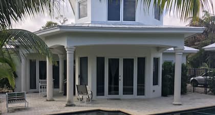 Vau! Key West Style 4 Makuuhuone 3 Bath, lämmitetty uima-allas, Downtown, kävelymatkan päässä rannalta,