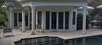 ¡Guauu! Key West Style 4 habitaciones, 3 baños, piscina climatizada, centro de la ciudad, a pie de playa,
