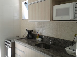 Geladeira, micro-ondas, fogão, cooktop
