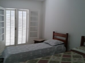 3 quartos, ferros/tábuas de passar roupa, Wi-Fi, roupa de cama