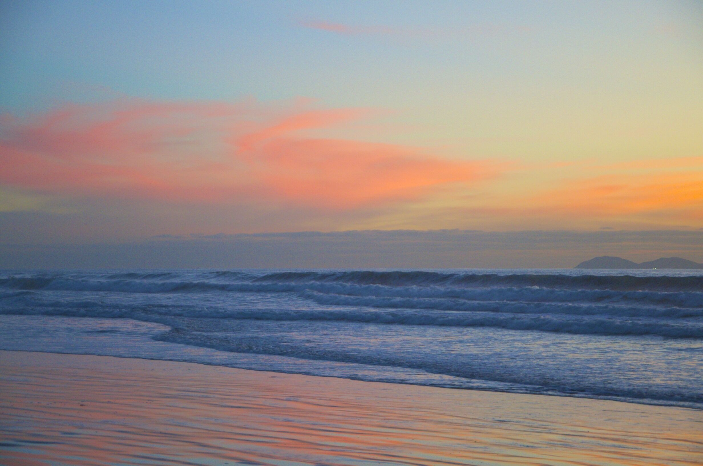 Playa en los alrededores, camastros y toallas de playa 