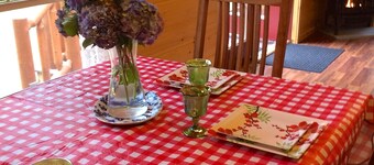 Ny tømmerhytte / 9 dekar / fjellutsikt / Naturlig svømmehull / 