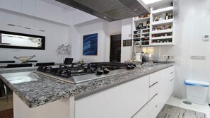 Een koelkast, een microgolfoven, een oven