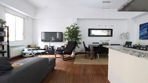 Fernseher, DVD-Player, Bücher, Videothek