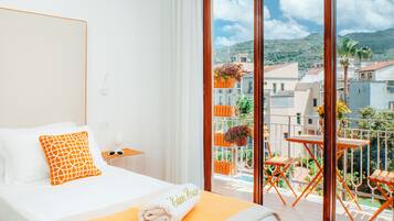 2 bedrooms, in-room safe, iron/ironing board, free WiFi