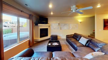 Smart-tv, een open haard en een tafeltennistafel