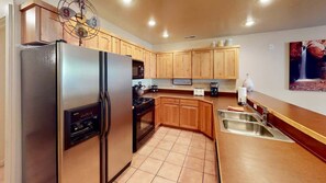 Coffee/tea maker, fridge, microwave, oven - Cairn House - 4A7 (Moab)