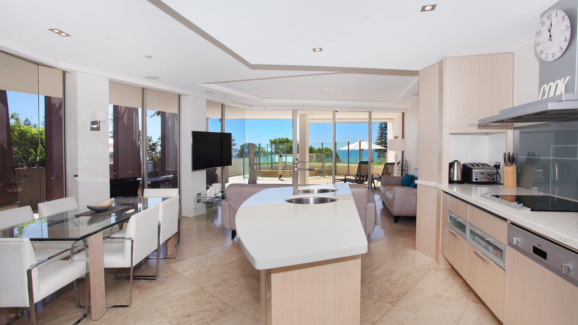 Oceans 201 by G1 Holidays - Three Bedroom Unit on Mooloolaba Esplanade — image 2