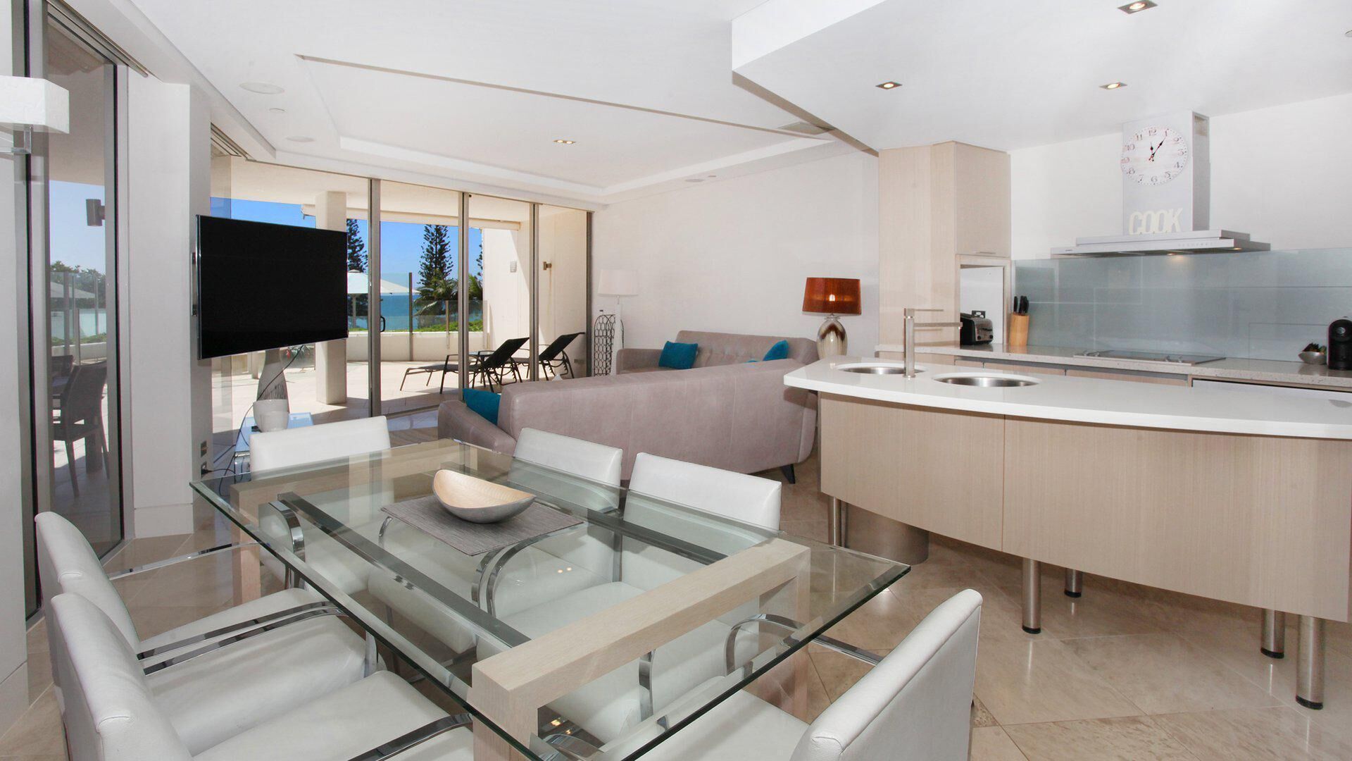 Oceans 201 by G1 Holidays - Three Bedroom Unit on Mooloolaba Esplanade — image 8