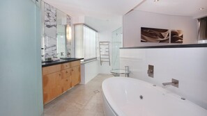 Douche, baignoire à jets, sèche-cheveux, serviettes fournies