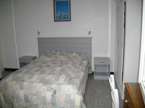 4 habitaciones, tabla de planchar con plancha y cuna de viaje 