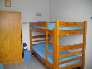 4 quartos, ferros/tábuas de passar roupa, berço de viagem