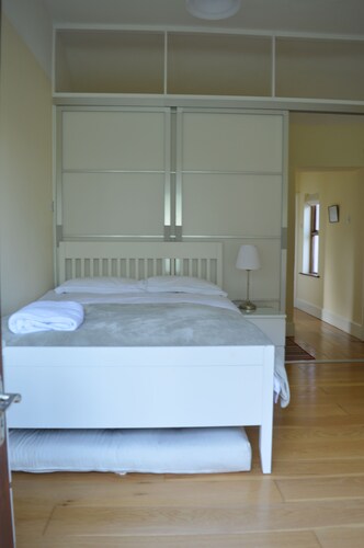 Spacious traditional Irish cottage, for golf and beach holidays. Pet friendly.