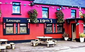 Outdoor dining - The Bunker Cottage, traditional spacious riverside retreat. (Baltray)
