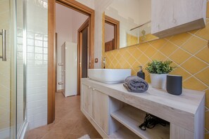 Dusch, hårtork, bidé och handdukar