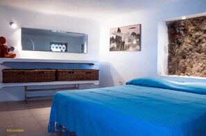 3 bedrooms, iron/ironing board, bed sheets