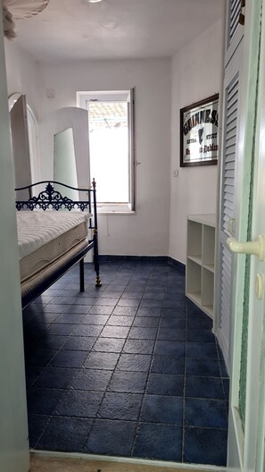 3 bedrooms, iron/ironing board, bed sheets