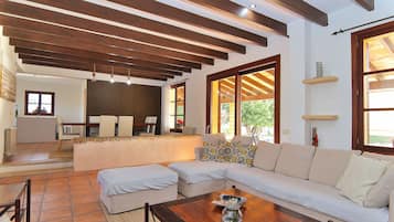 Televisie, een open haard, een dvd-speler en een tafeltennistafel