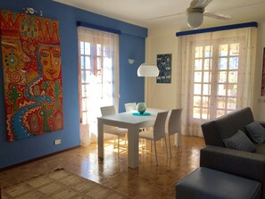 Fernseher, Bücher, Stereoanlage