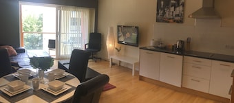 THE SAWMILL Glossy, Sleek, Peaceful City Centre ORANGE