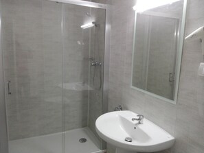 Bañera, secador de pelo y toallas