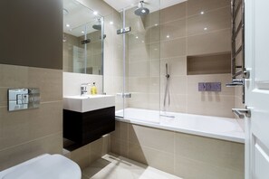 Badewanne, umweltfreundliche Kosmetikartikel, Haartrockner, Handtücher
