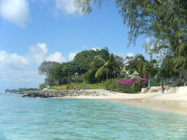 Beach nearby, sun-loungers, beach towels