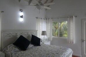 4 bedrooms, in-room safe, iron/ironing board, travel cot - BARBADOS TOURISM AUTHORITY APPROVED WITH POOL, BEACH CLUB, 4 MINS WALK TO BEACH (Holetown)