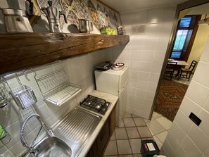 Kjøleskap, mikrobølgeovn, kokeplater og kaffetrakter/tekoker