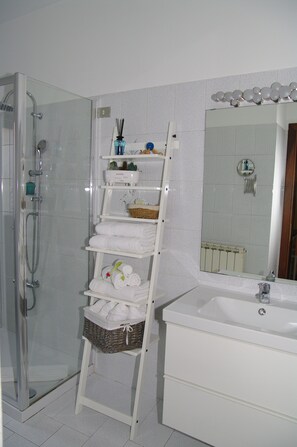 Dusche, Haartrockner, Bidet, Handtücher