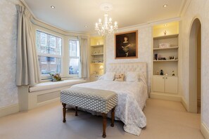 3 室のベッドルーム、デスク、WiFi、ベッドシーツ