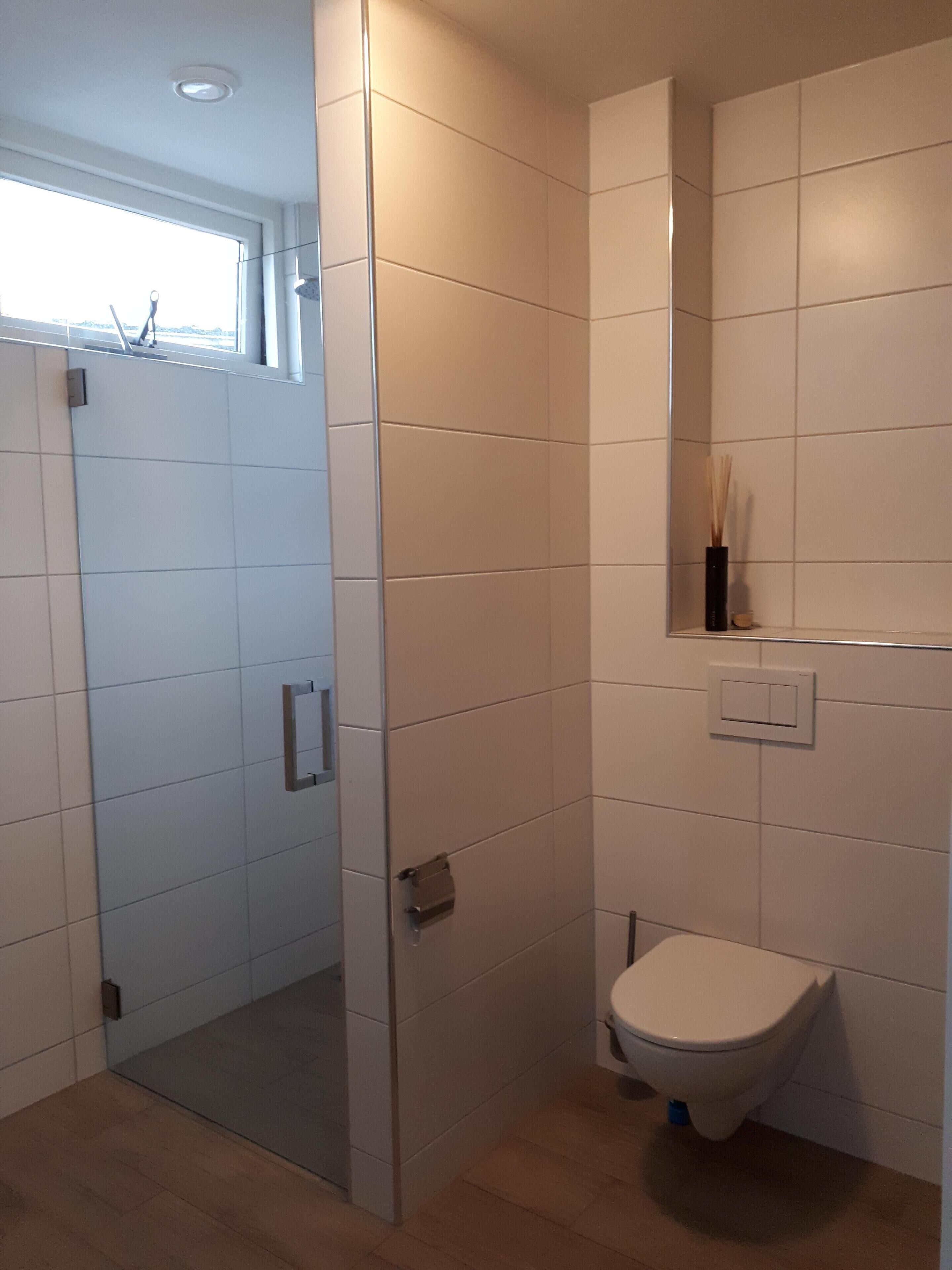 Een douche, handdoeken