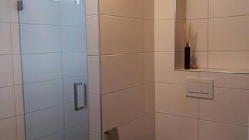 Een douche, handdoeken