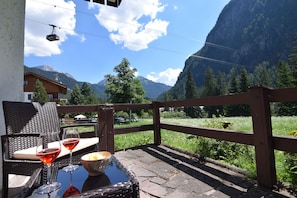 Outdoor dining - Cësa Valeria - in der Nähe des Skigebiets Sellaronda / Dolomiten (Campitello di Fassa)