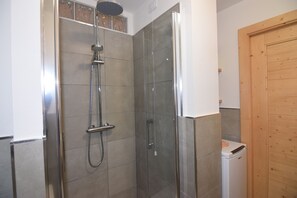 Shower, hair dryer, bidet, toilet paper - Cësa Valeria - in der Nähe des Skigebiets Sellaronda / Dolomiten (Campitello di Fassa)