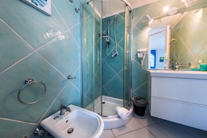 Shower, hair dryer, bidet, towels - Ischia Dream Visions - Ernst Studio Apartment (Ischia)