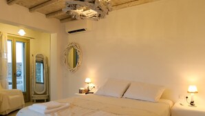Un dormitorio con una cama grande, techo de madera, un espejo y dos lámparas de noche.